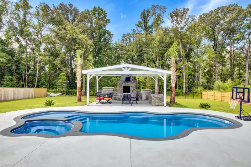 Latham Bermuda 16.35 Deluxe fiberglass pool