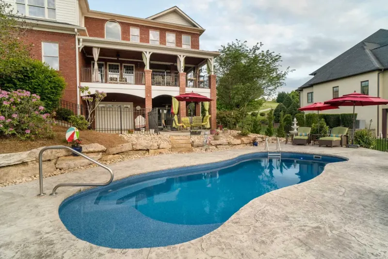 Latham Vista Isle fiberglass pool